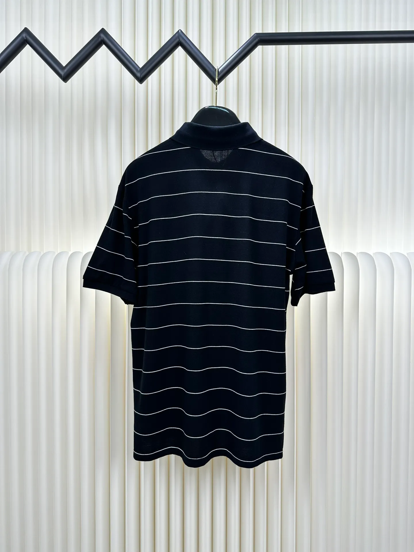 P320 Saint Laurent logo embroidered striped POLO shirt (authentic version - physical counter - top luxury quality) 🆚Instant sale of all versions on the market Customized elegant striped piqué cotton, breathable and dry. Striped elements jump across the clothes, showing a unique visual beauty. The YSL logo embroidered on the chest is vividly displayed on the garment, highlighting its unique identity and charm.  Adopt imported machine embroidery technology, use advanced computer control system and precision mechanical components to realize YSL logo embroidery operation. Size: s m l xl